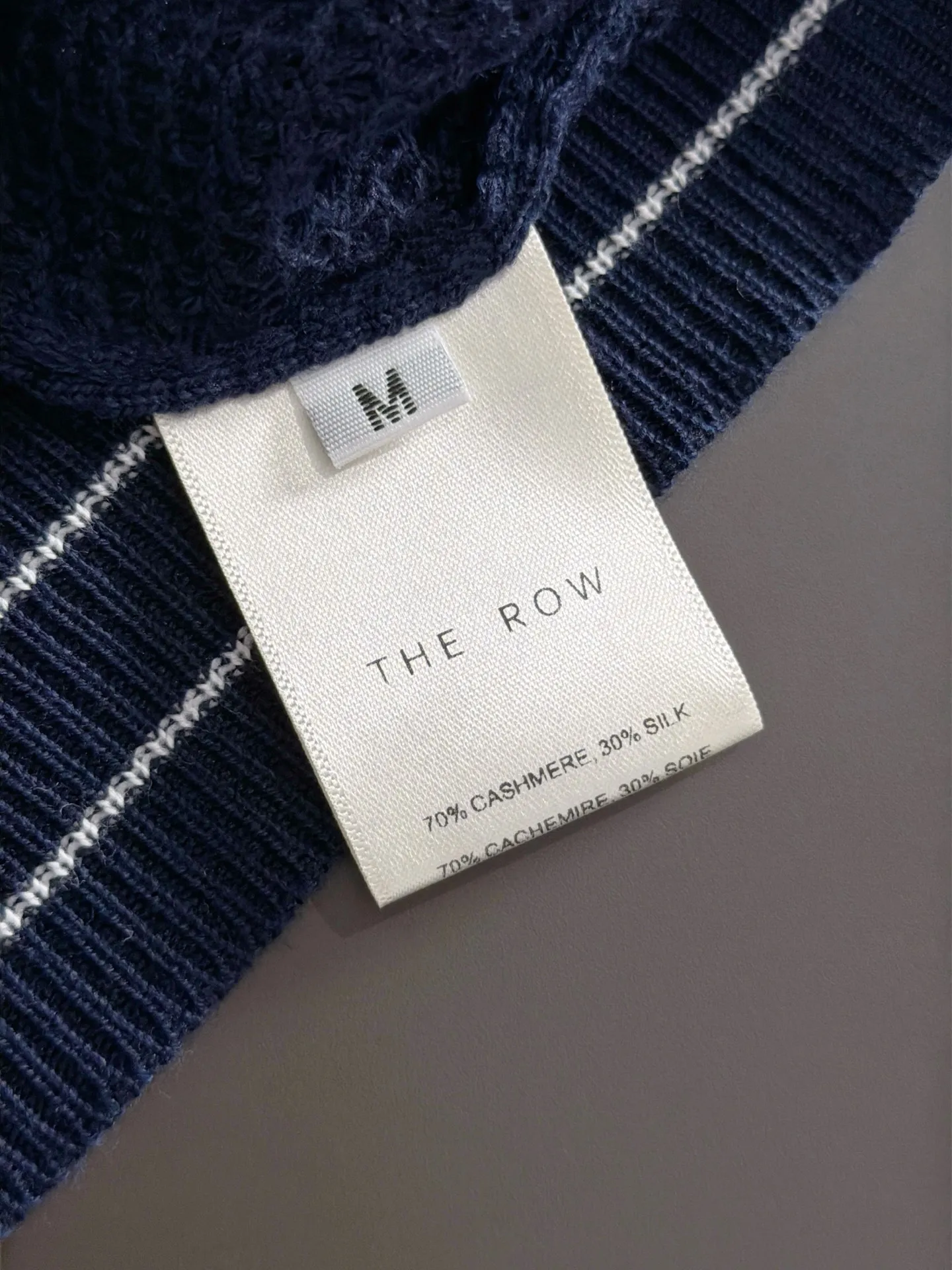 Shipping next day TR high quality - The Row 26ss New Arrival men's short-sleeved T-shirt. Like LP and BC, it belongs to the same old-money style top-notch light luxury brand. The New Arrival Original men's casual short-sleeved shirt is made of combed cotton yarn knitted imitation cotton fabric. Exclusive Premium custom-controlled raw materials. 14-needle precision knitting. The iconic waffle soul is woven. The three-dimensional texture flows with subtle light and shadow. Viewed from a distance, it is introverted. It shows when you touch it closely. It feels substantial when weighed. The upper body is also more textured than ordinary T-shirts. Fashionable Versatile Hot Sale. It is skin-friendly and comfortable to wear. Premium boutique. The upper body is made of Factory's fine workmanship. A must-have item for men. Complete with three standards. Sizes M-3XL